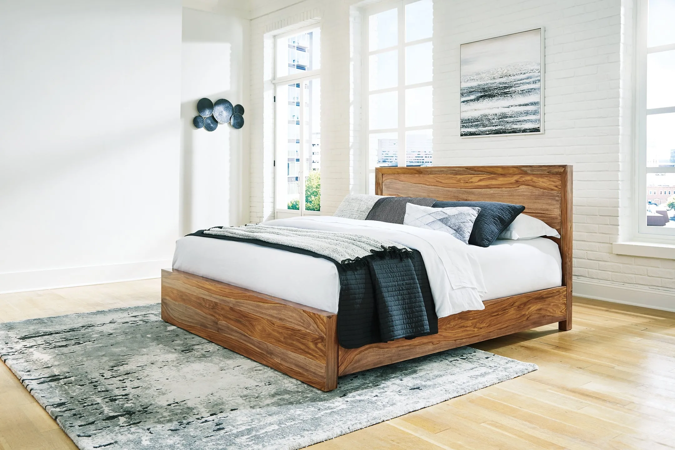 Dressonni King Panel Bed with Mirrored Dresser
