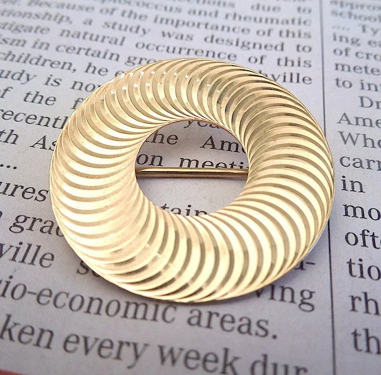 Vintage Circular Brooch Pin in 14K Yellow Gold
